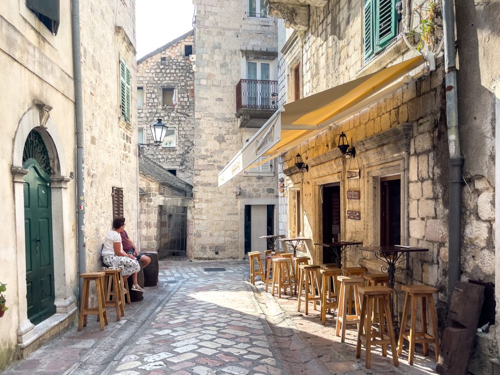 coucher de soleil dans les rues de Stari Grad