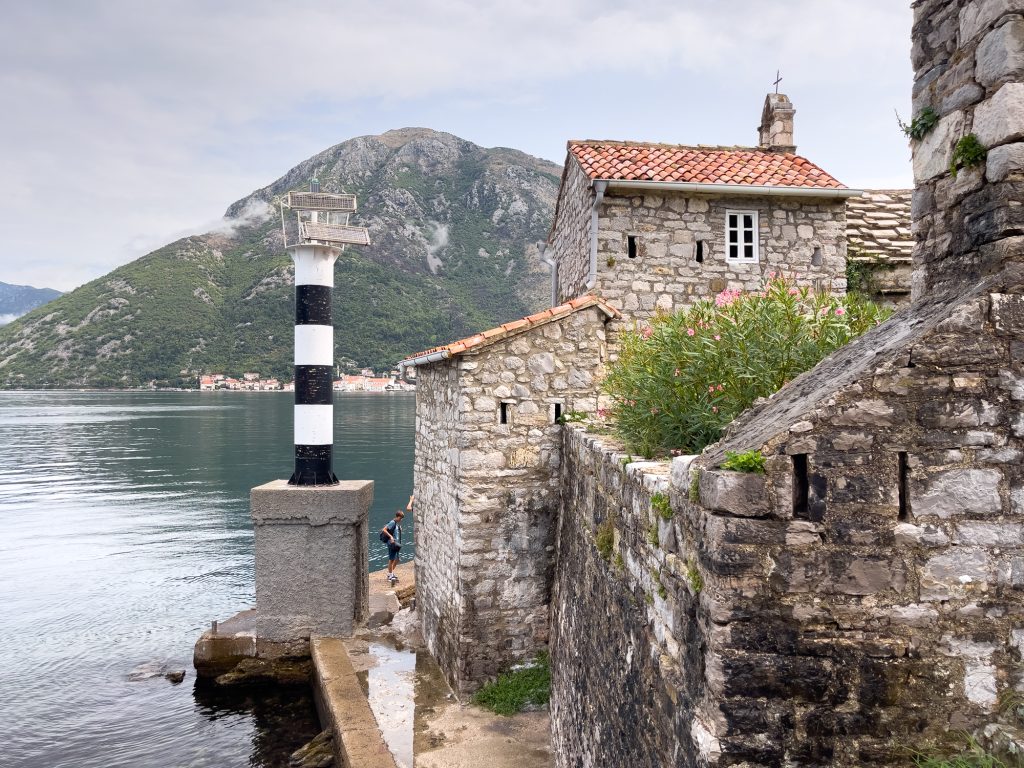 Petite église de pierres sur la côte Adriatique