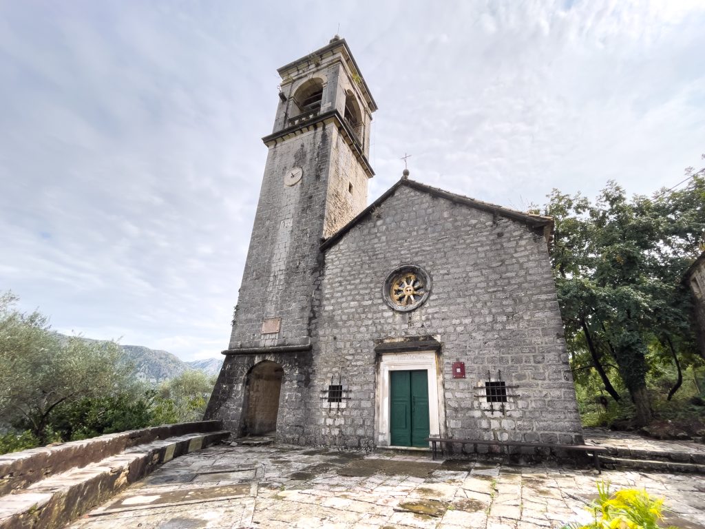 Église au sommet de Gornji Stoliv