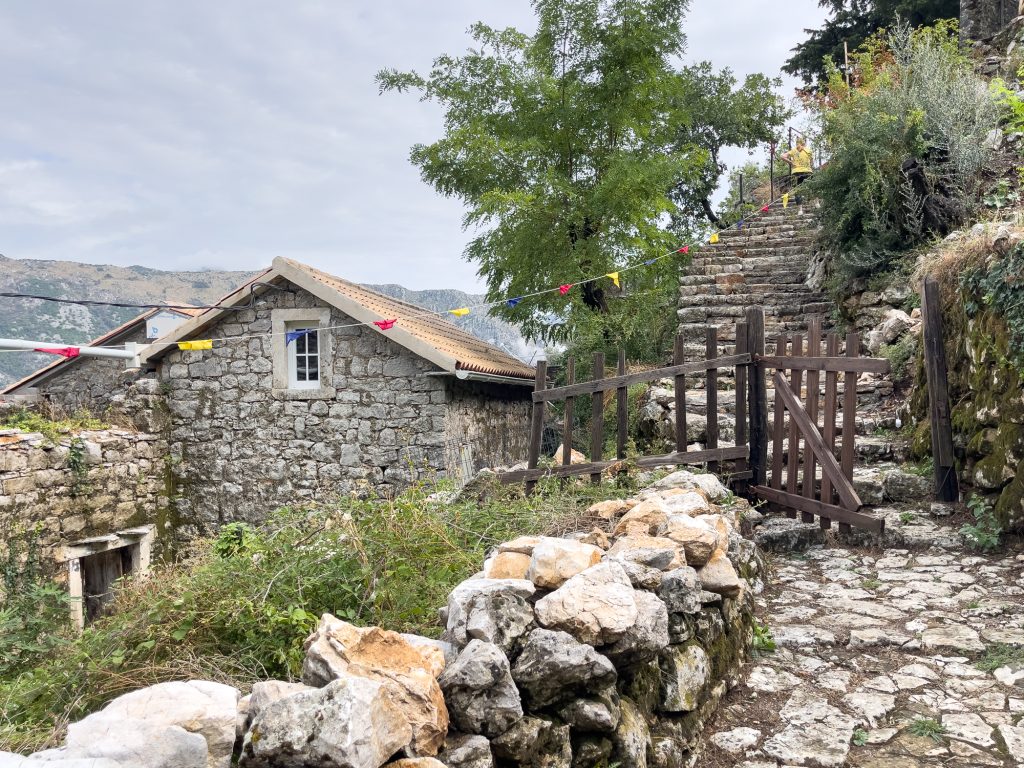 Escaliers à Gornji Stoliv au Monténégro