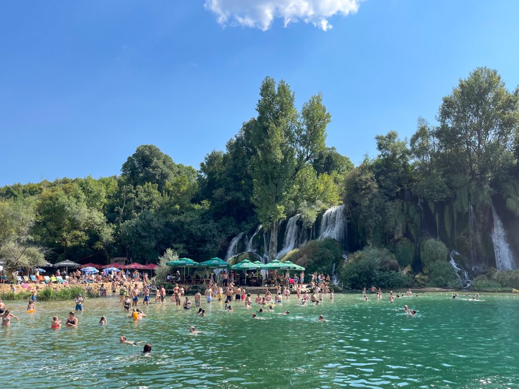 Foule aux chutes de Kravice - Quoi faire en Bosnie-Herzégovine