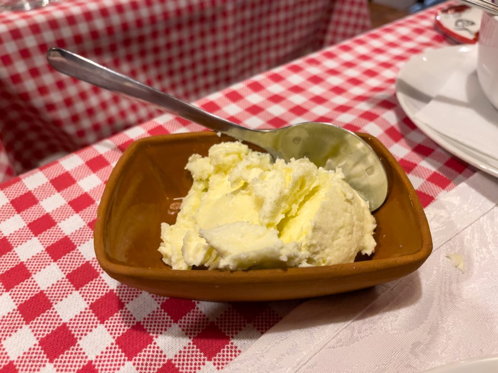 kajmak, crème typique des Balkans