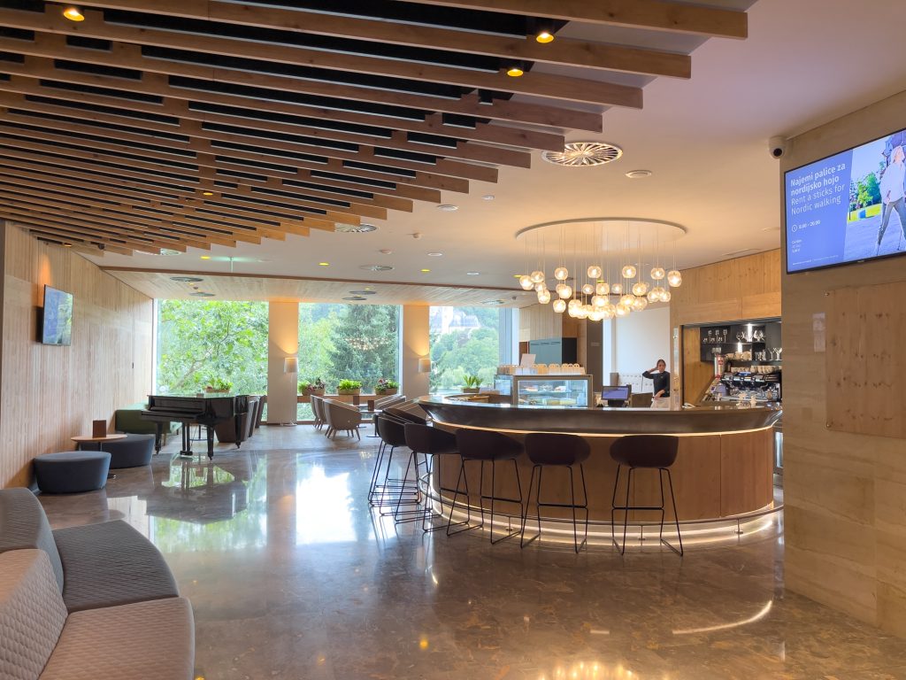 Lobby de réception de l'Hotel Park de Bled