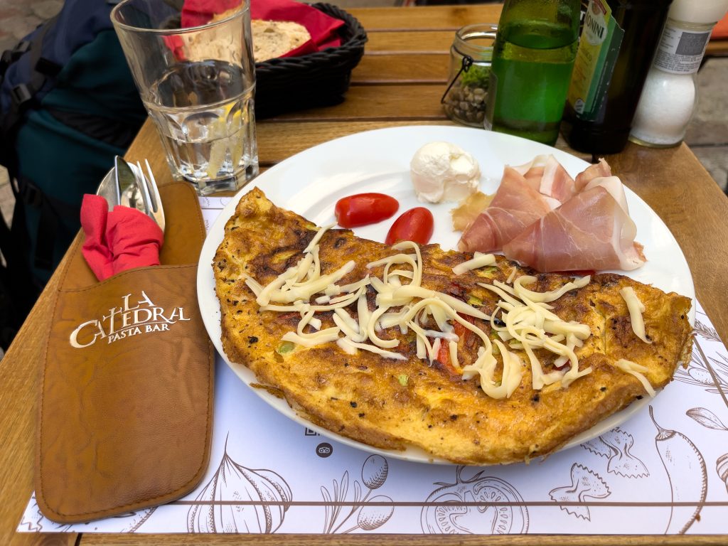 Petit-déjeuner à Kotor - La Catedral