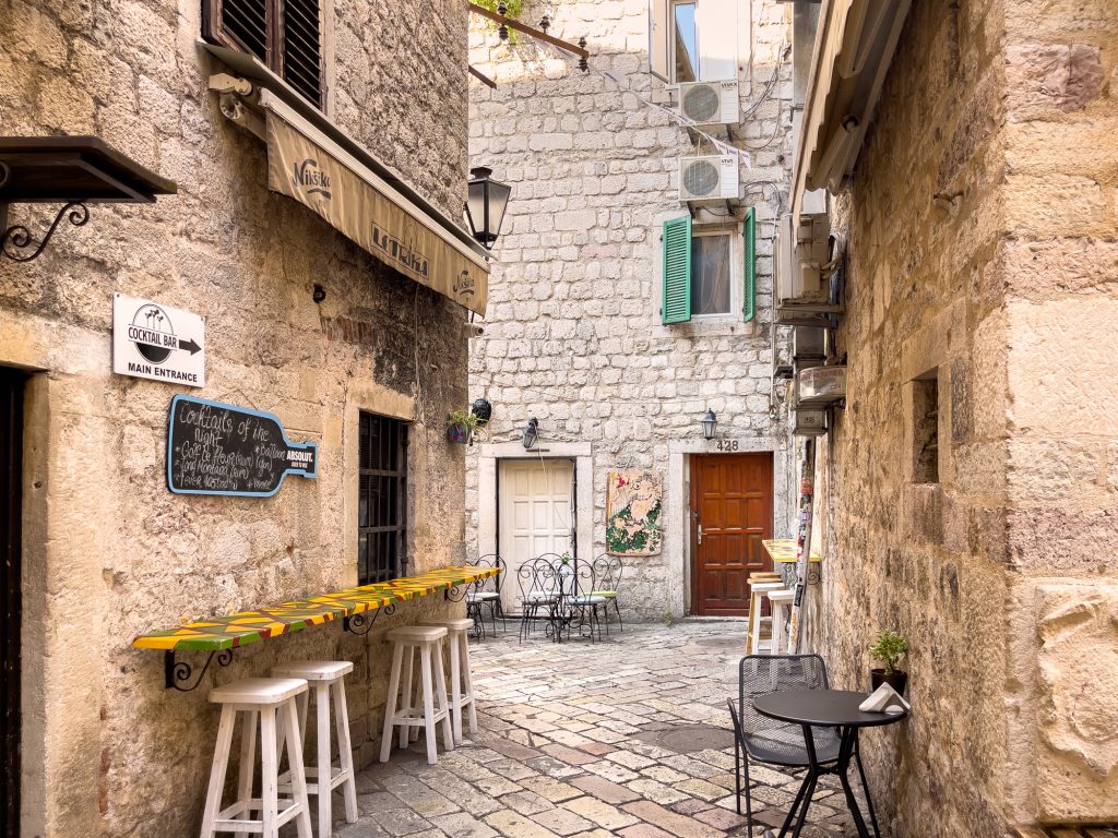 restaurant d'une ruelle du Monténégro