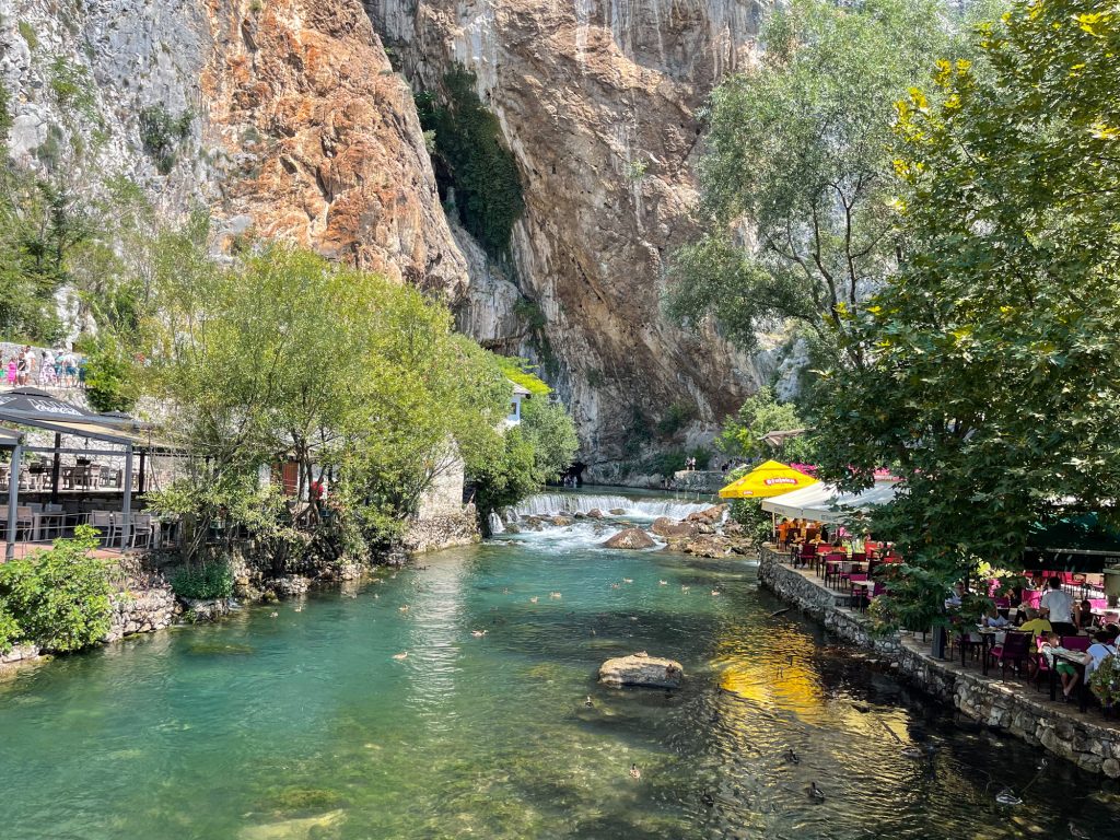 Rivière devant le Blagaj Tekke