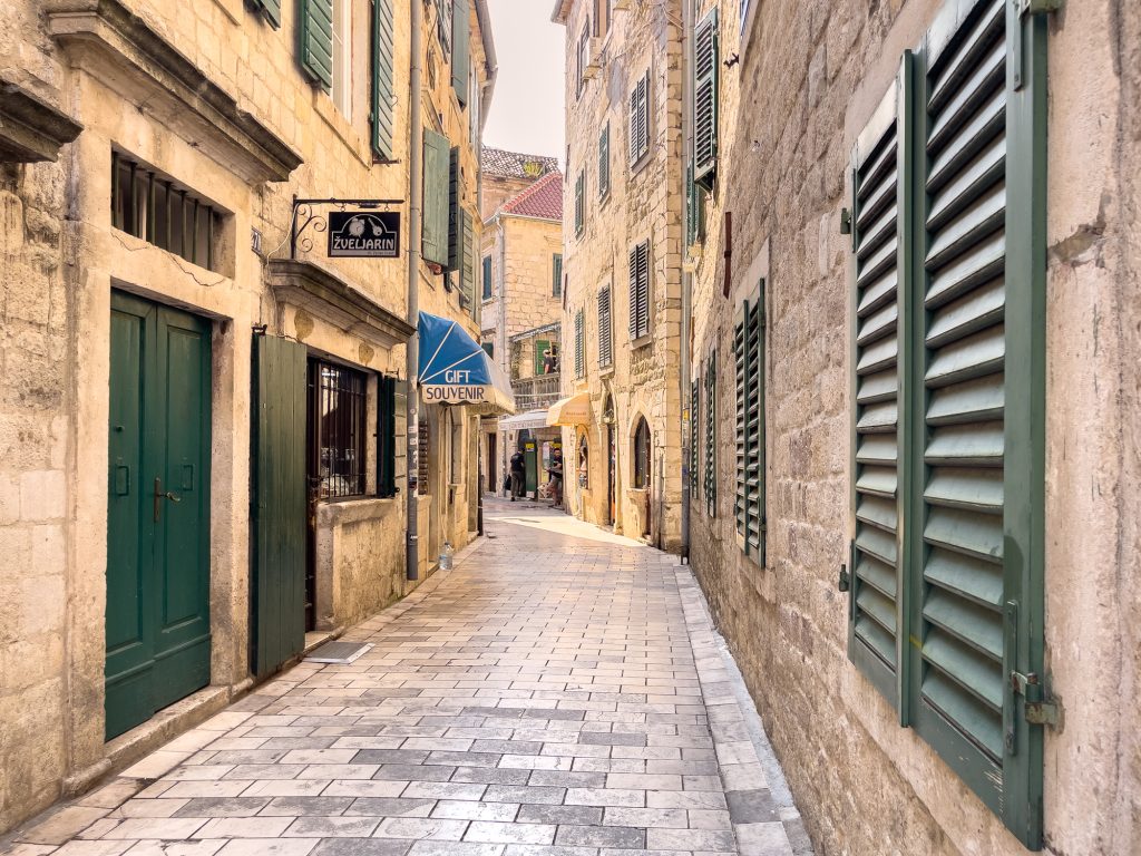 Rue avec auvents - Kotor