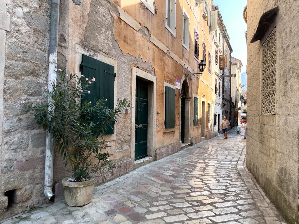 Ruelle colorée sur la côte Adriatique - Que faire à Kotor