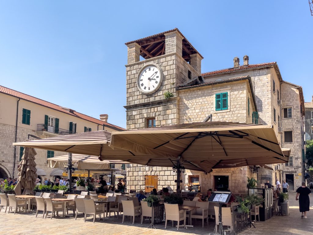 tour de l'horloge sur la place d'armes à Kotor