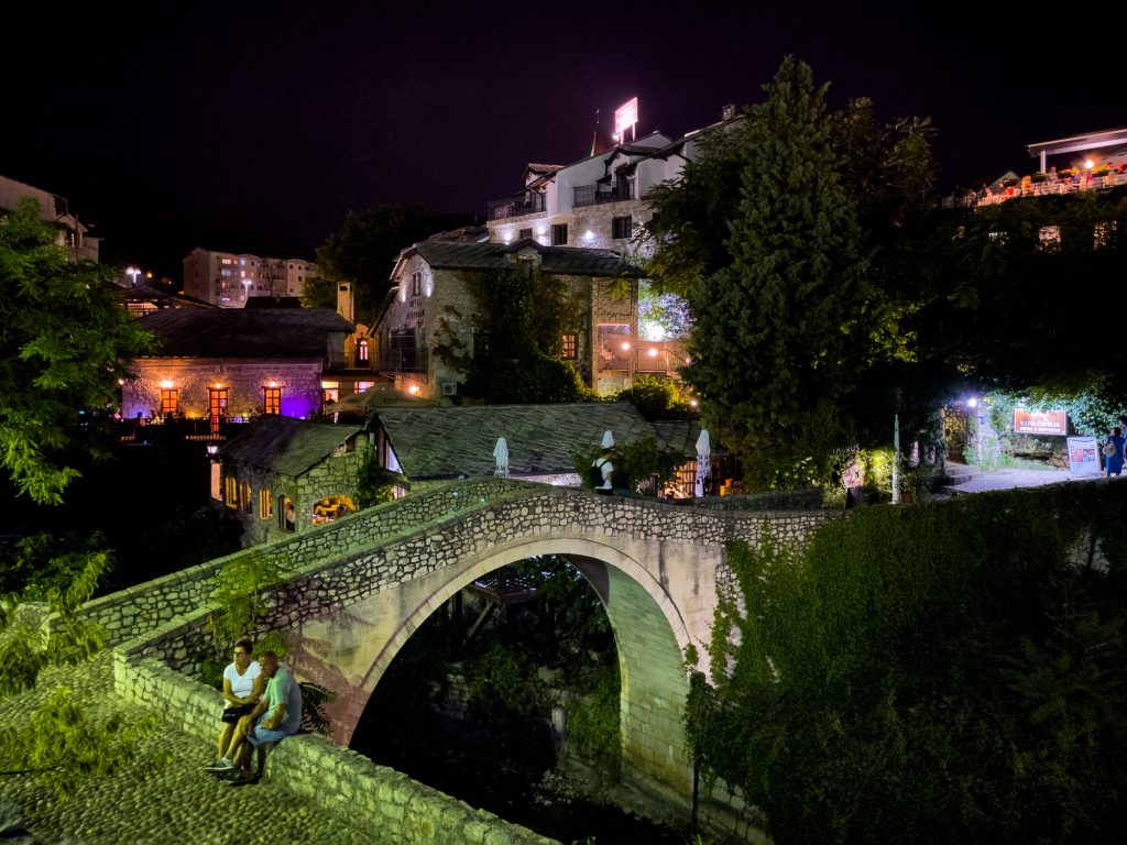 Vieux pont de Mostar de nuit