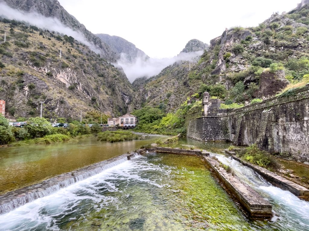 Vue sur la montagne derrière Kotor