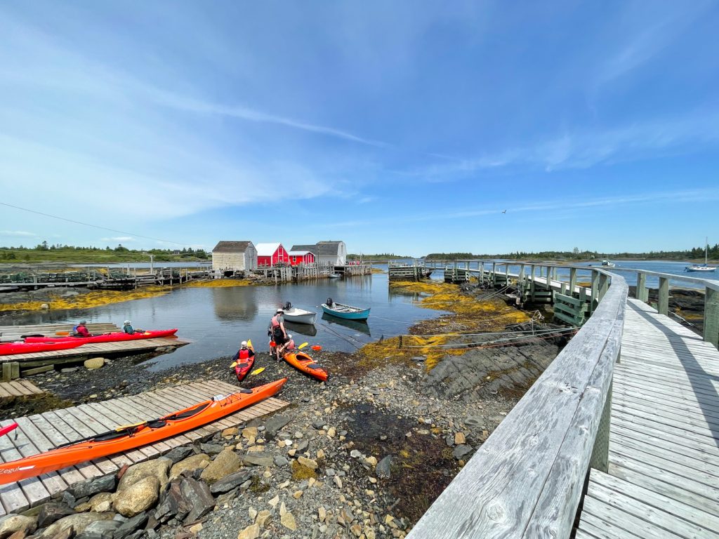 Kayaks dans la baie à Blue Rocks