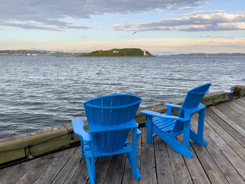 Chaises bleus dans la baie d'Halifax - Comment se rendre en Nouvelle-Écosse