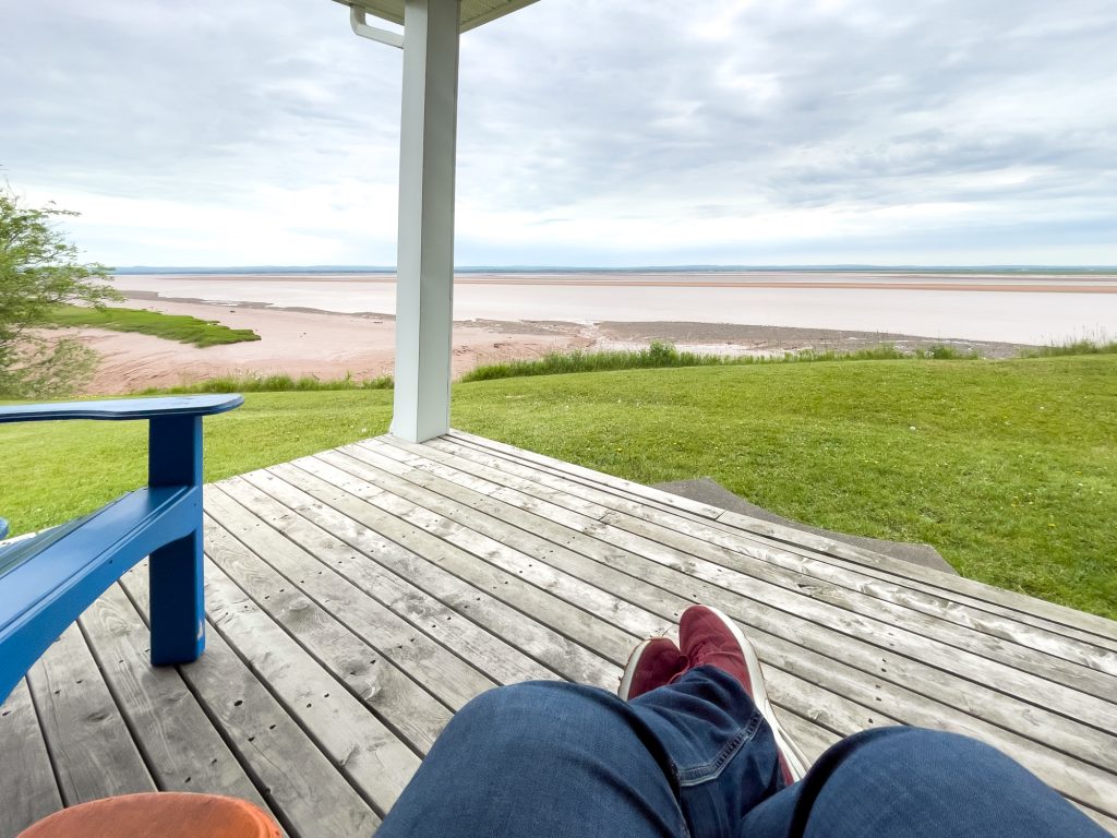 Jennifer sur la terrasse de Cresthaven by the Sea à Fundy
