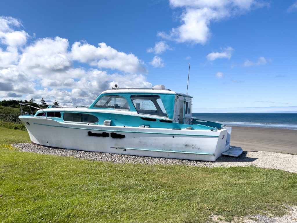 Bateau sur la plage de Mavillette - Acadie de Nouvelle-Écosse