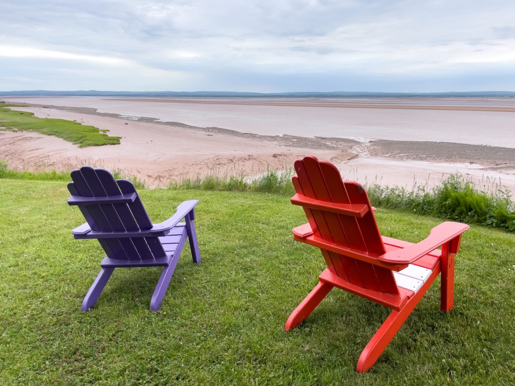 Chaises Adirondack et mascaret à Fundy en Nouvelle-Écosse - Cresthaven by the Sea