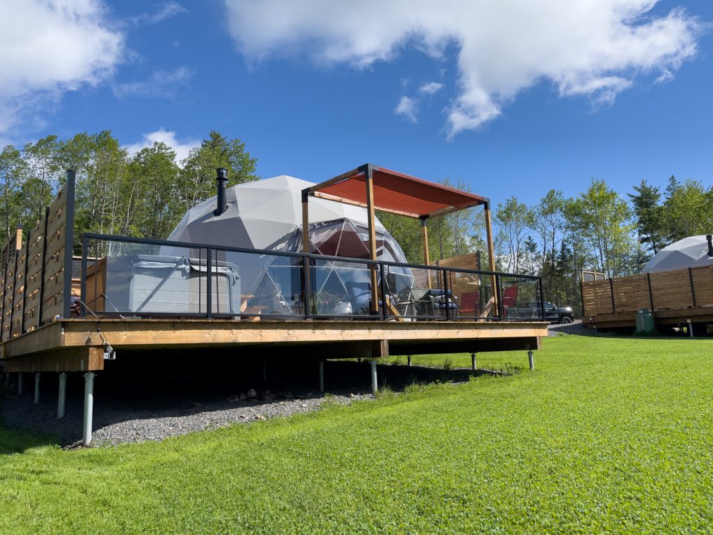 Extérieur du Valley Sky Glamping Dome où dormir à Wolfville en Nouvelle-Écosse