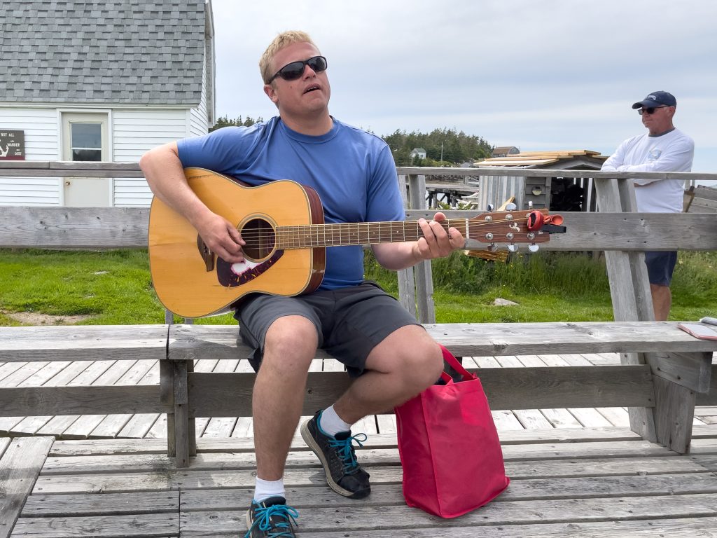 Joueur de guitare de Tusket Island Tours