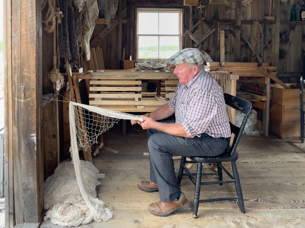 Pêcheur du village historique acadien de la Nouvelle-Écosse