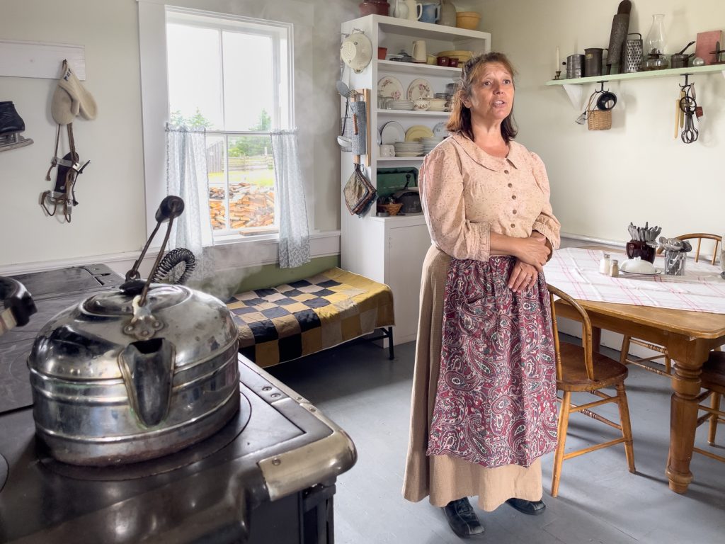 Personnage du village historique acadien de la Nouvelle-Écosse