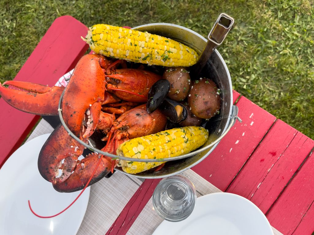 Seau de homard où manger du homard en Nouvelle-Écosse au Argyler Lodge