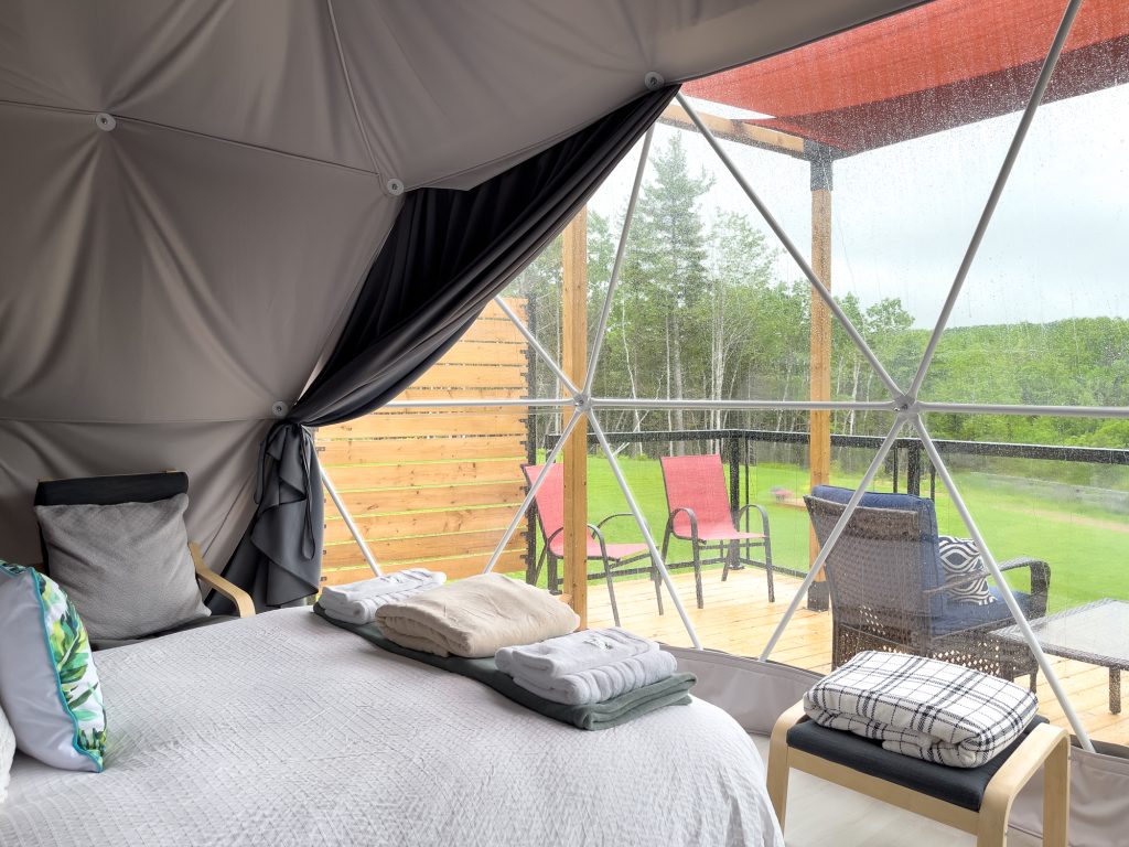 Vue du lit Valley Sky Glamping Dome