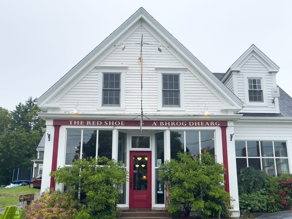 Façade du Red Shoe Pub sur la Cabot Trail