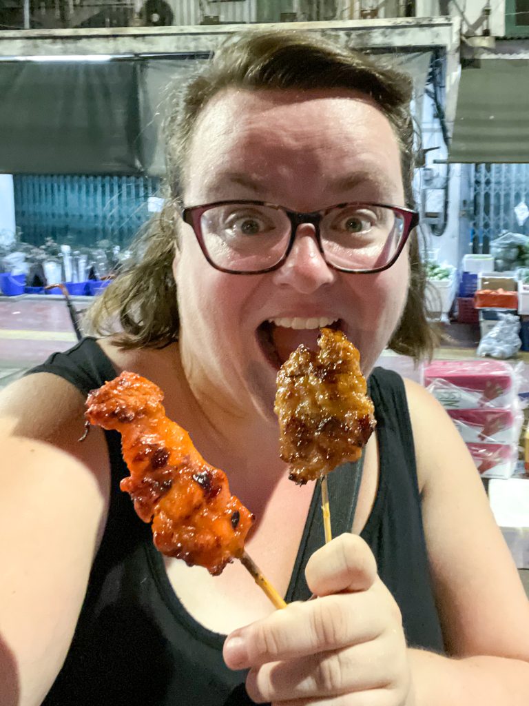 Jennifer avec des brochettes de poulet - Tour culinaire de Bangkok