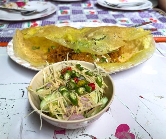 Kanom Bueang Yuan - Crêpe croustillante et salade en food tour en Thaïlande