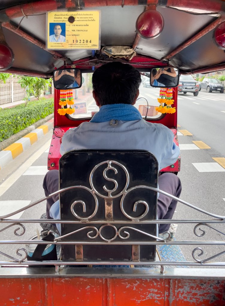 Conducteur de tuktuk dans le tour de Bangkok
