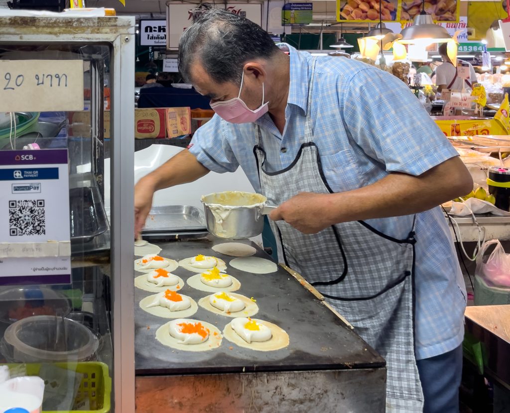 Crêpes noix de coco thaïlandaises ou Kanom Krok - quoi manger en Thaïlande