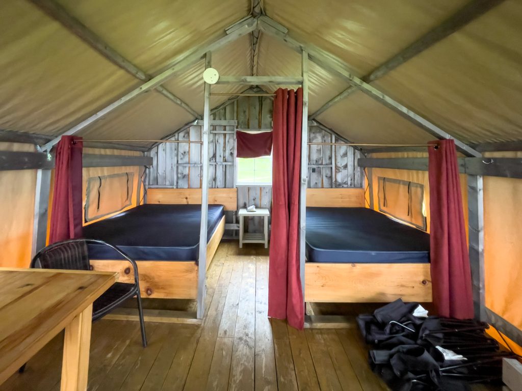 Intérieur du chalet de Glamping Off the Beaton Path d'Inverness en Nouvelle-Écosse