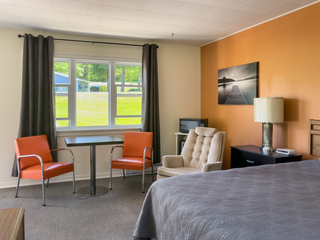 Intérieur de la chambre au Motel Cornerstone de Chéticamp