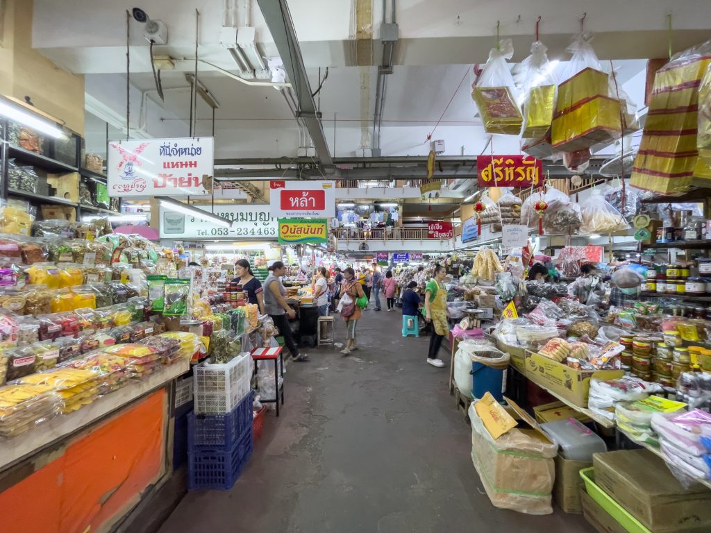 Intérieur du marché Warorot à Chiang Mai