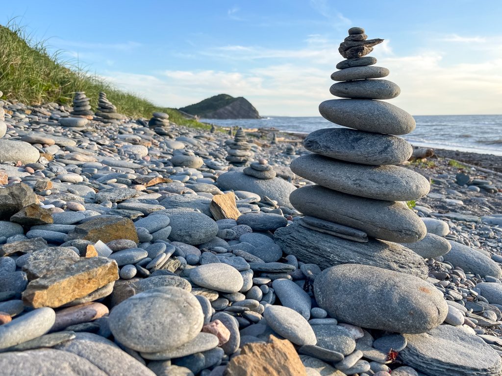 Inukshuk sur une plage de galets de Cape Breton