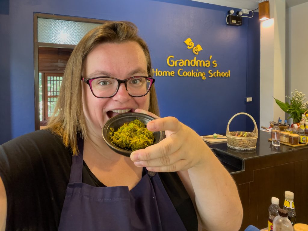 Jennifer dans un cours de cuisine au Grandma's Home Cooking School