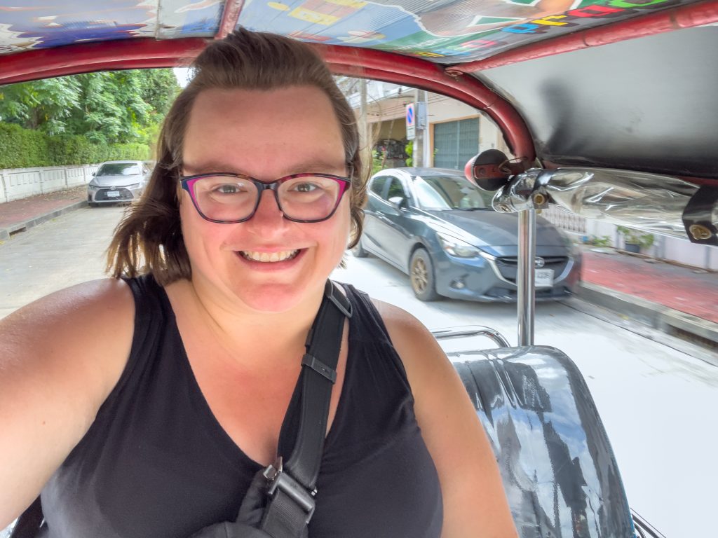 Jennifer dans un tuktuk en Thaïlande