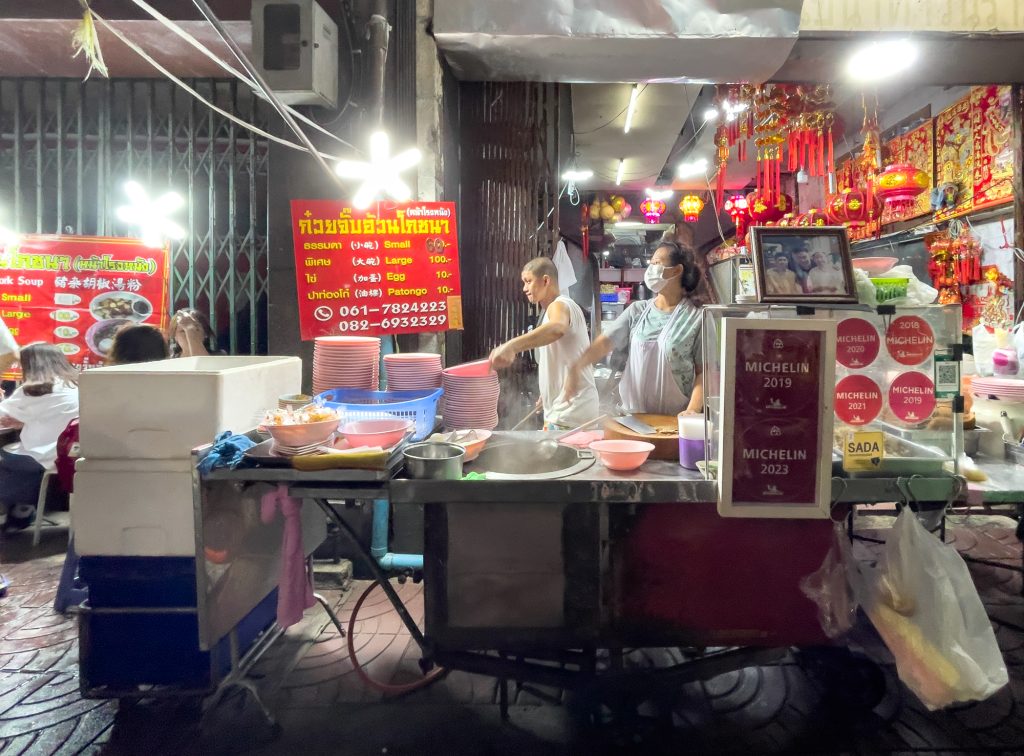 Kiosque de soupe thaï dans le Chinatown de Bangkok