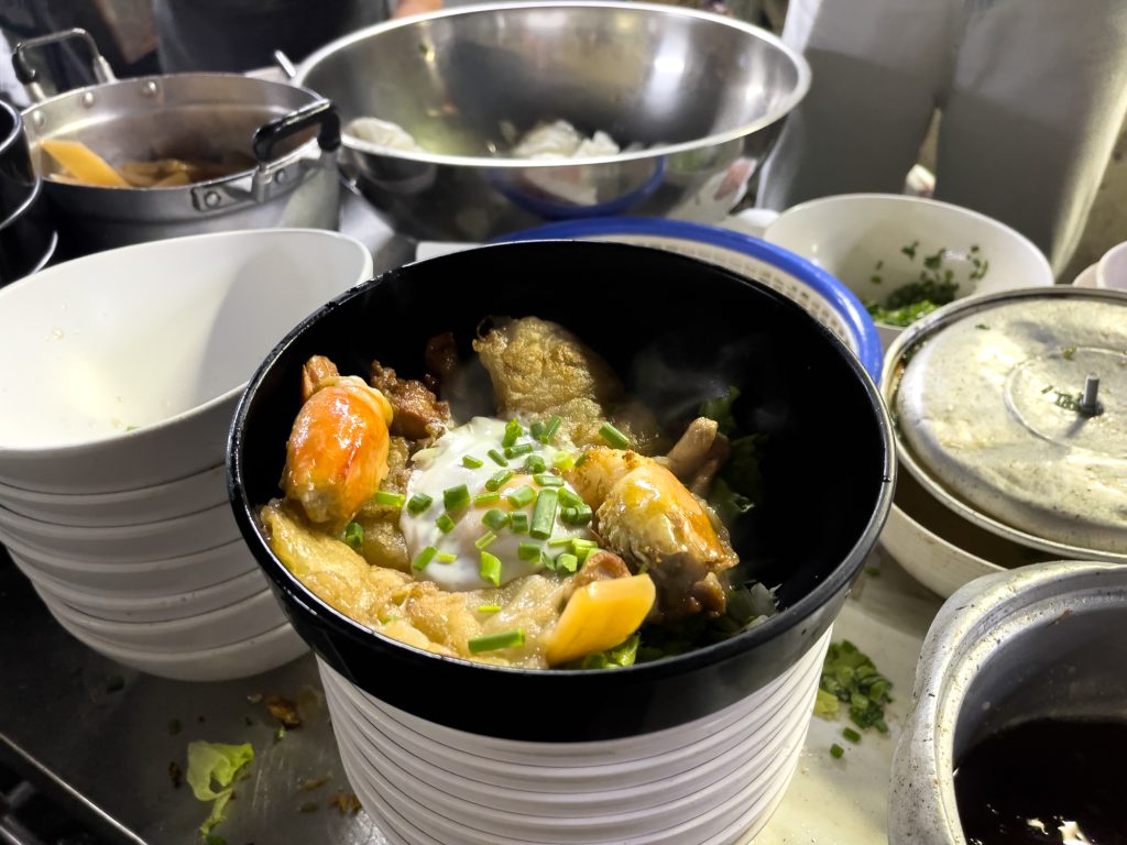 Plat avec oeuf mollet dans un resto Michelin de Bangkok