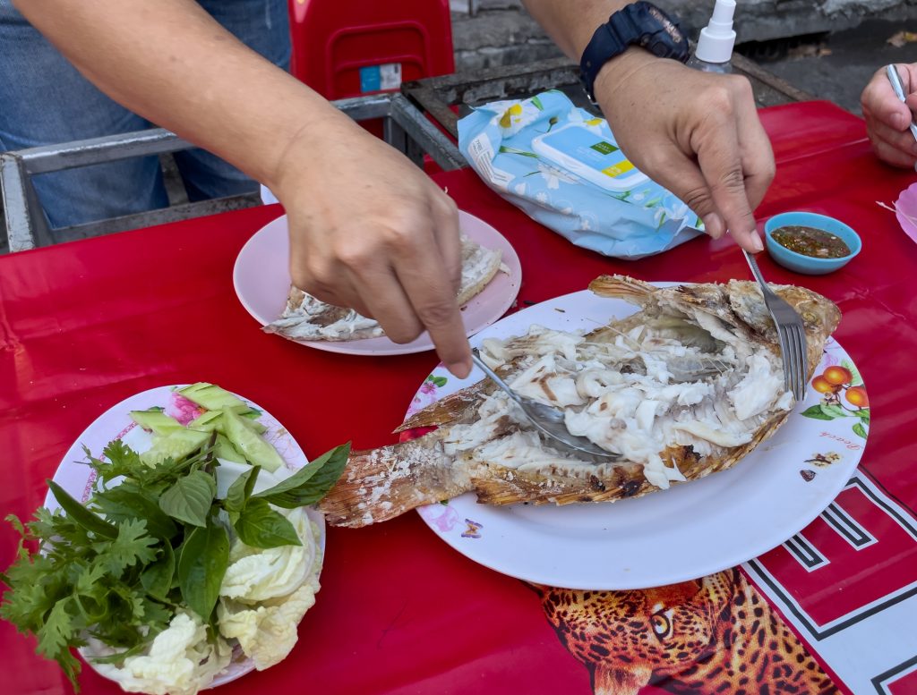 Poisson tilapia Pee Kai Tam Yang pendant le food tour de Chiang Mai