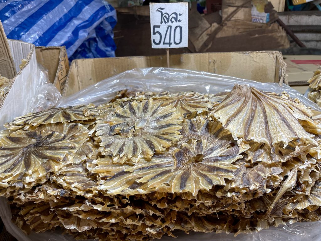 Poissons séchés au marché thaïlandais