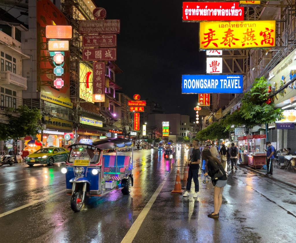 Rues de Chinatown lumineuses sous la pluie à Bangkok