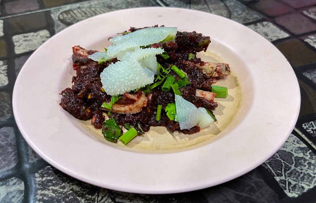 Salade de buffle d'eau larb patan - visite culinaire de Chiang Mai