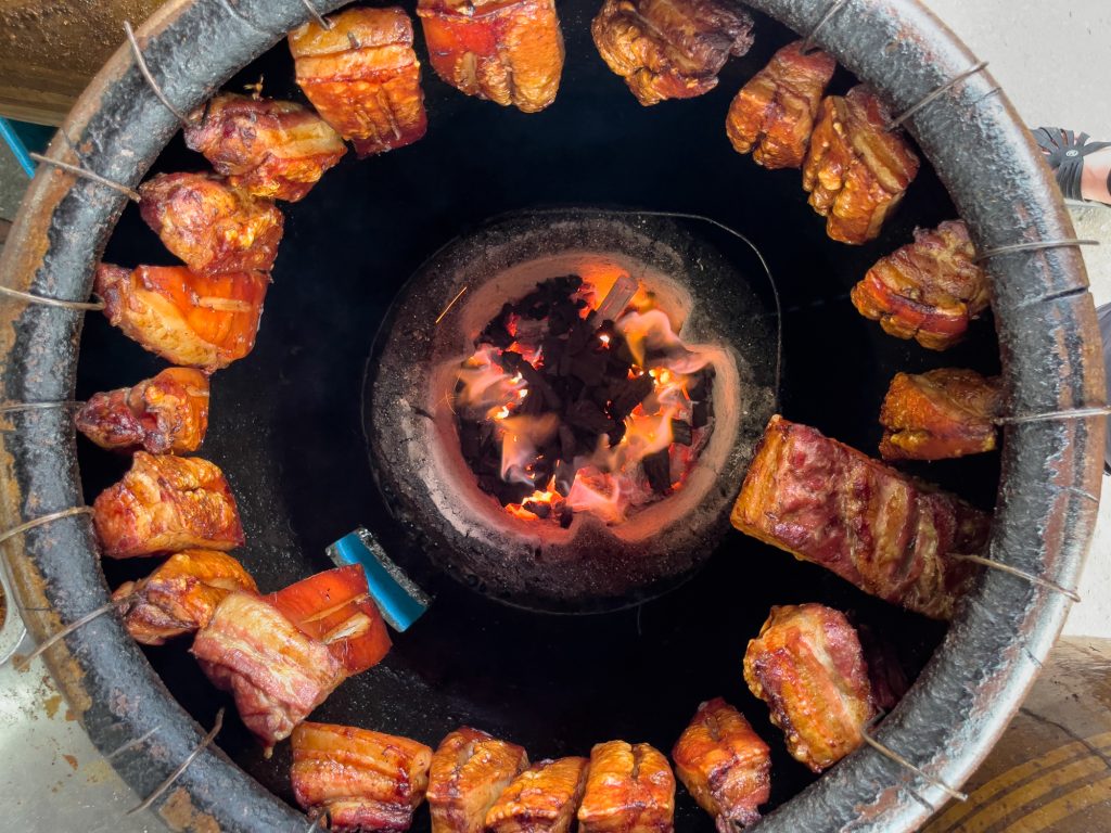 Viande sur le feu au Neng Earthen Jar