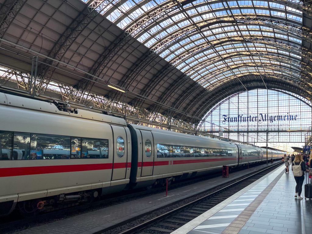 Train en Allemagne à la gare de Francfort ICE
