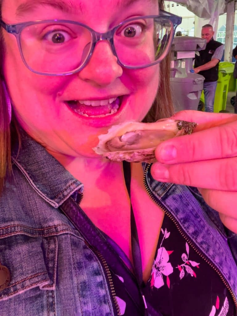Jennifer mange une huître au Prince Edward Island International Shellfish Festival
