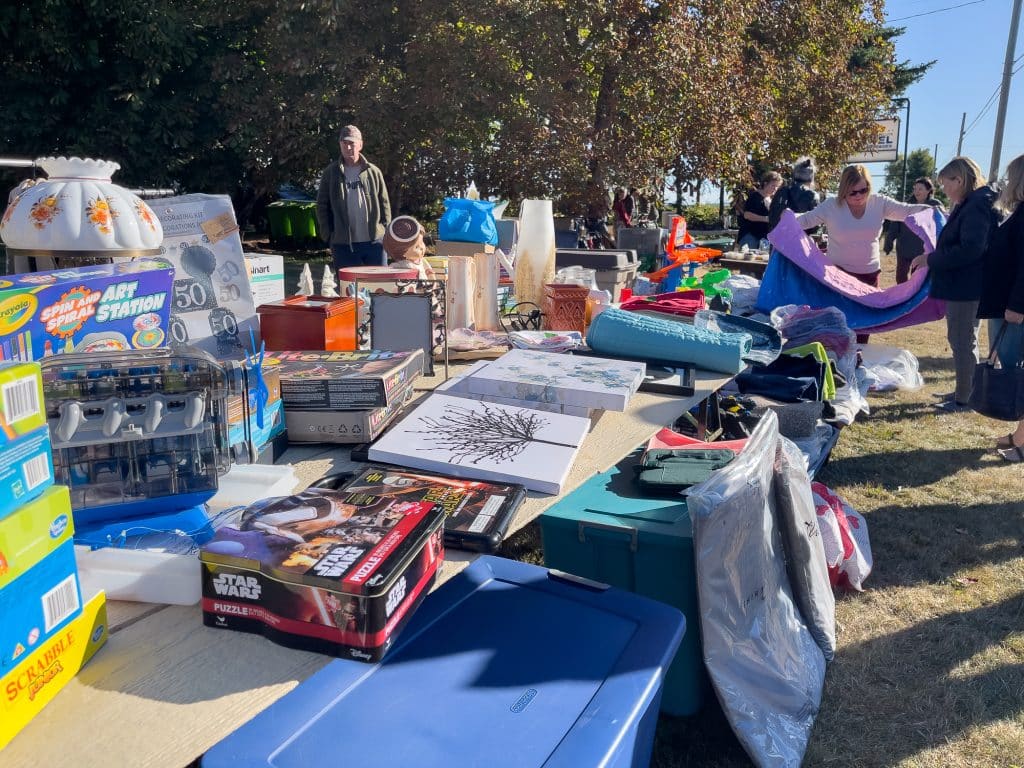 Table de vente du 70-Mile Yard Sale