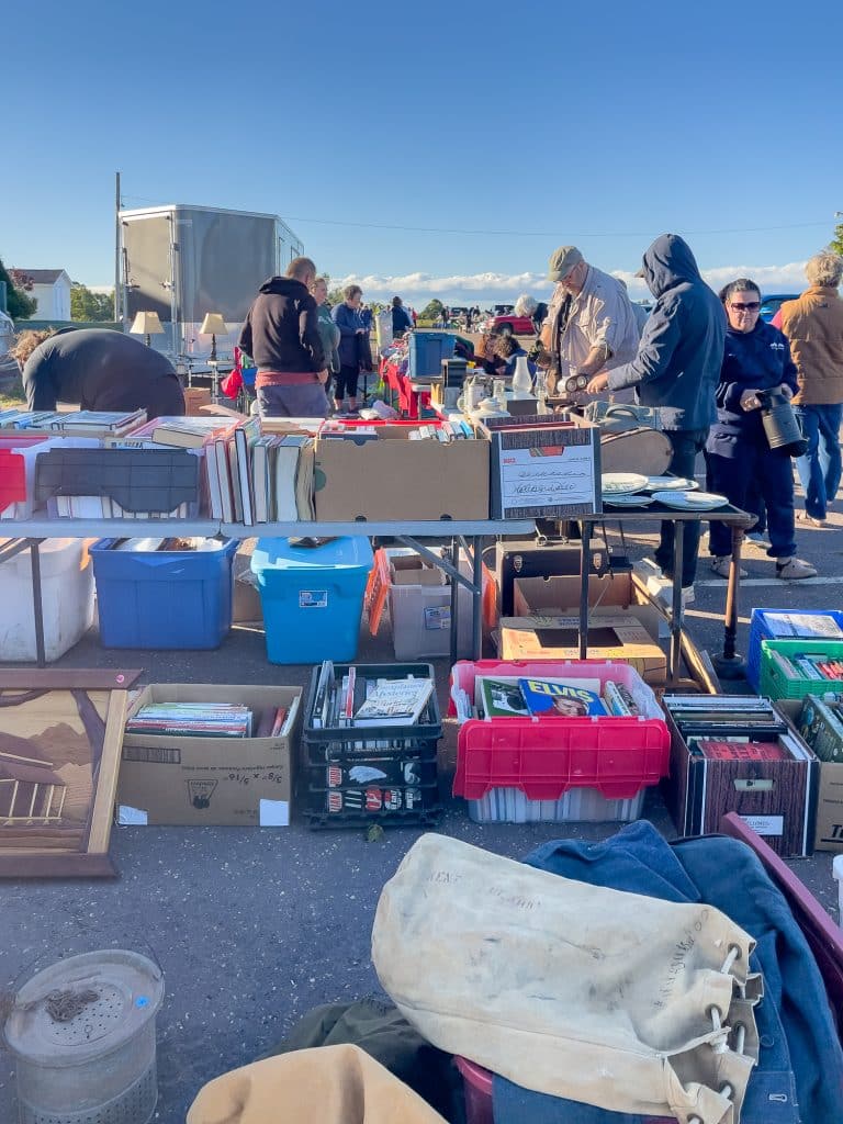 Tables au 70-Mile Yard Sale