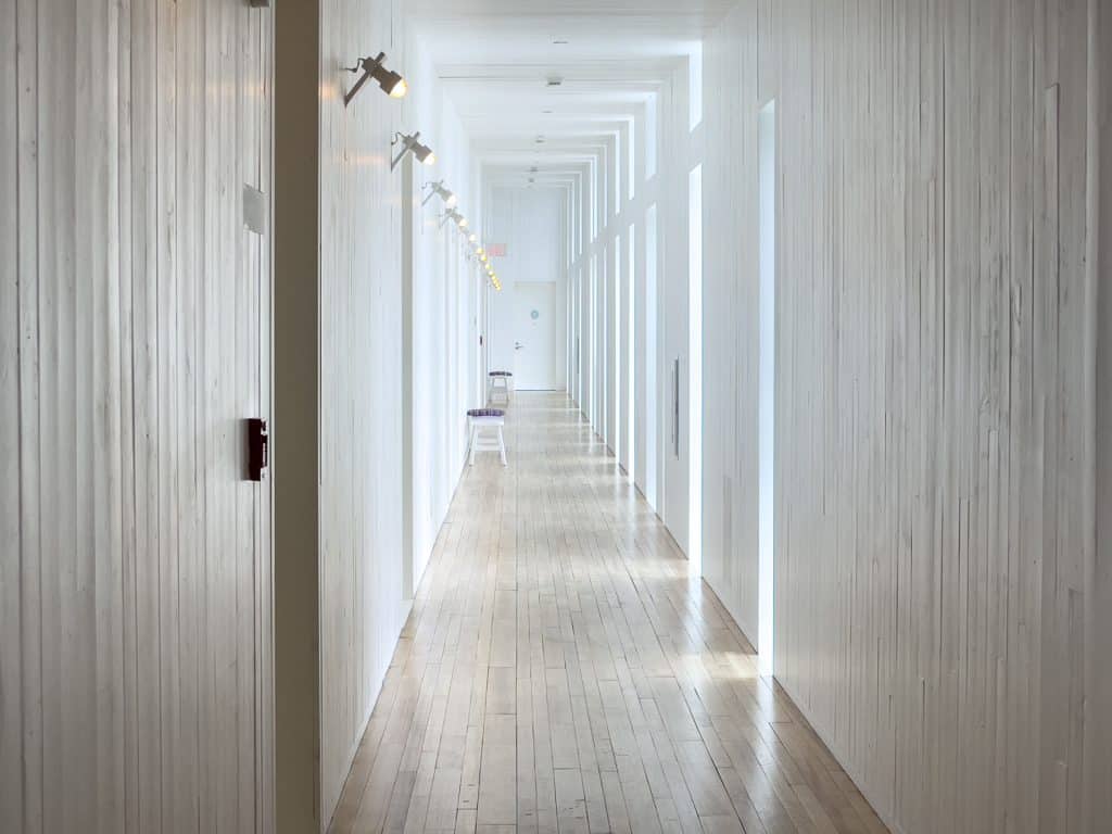 Couloir au Fogo Island Inn