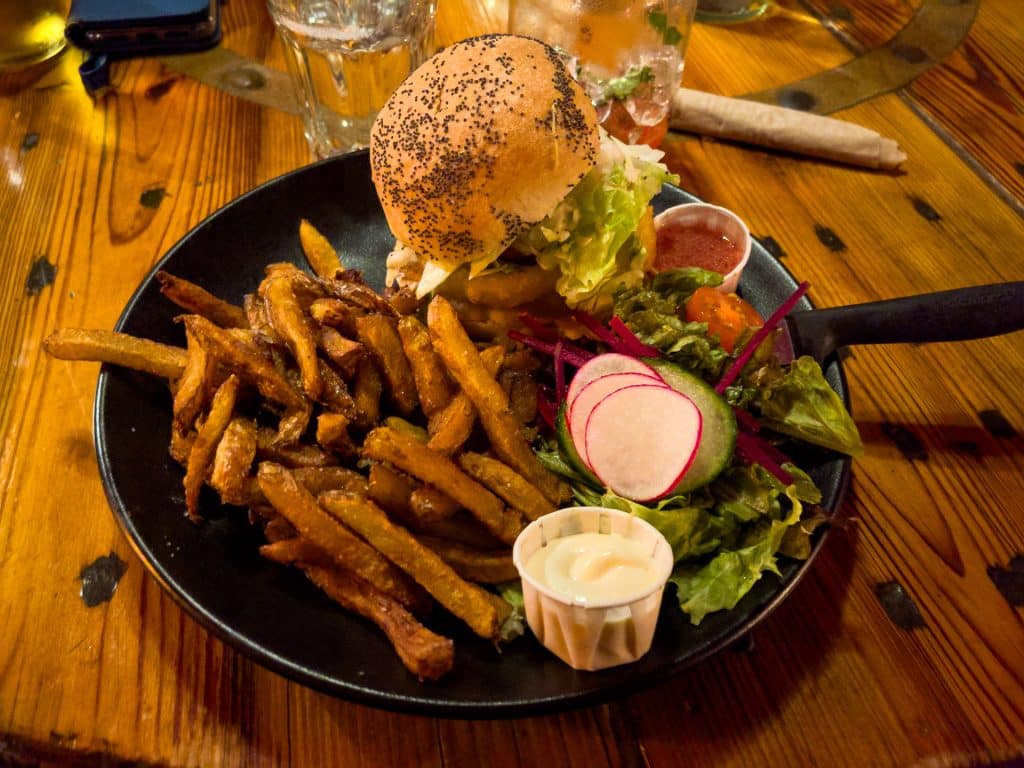 Burger au restaurant Aux Pas Perdus de Cap-aux-Meules